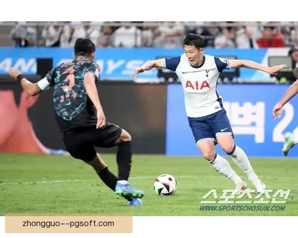 孙兴慜韩国队训练间隙停步与远道而来英国球迷合影传递足球温度